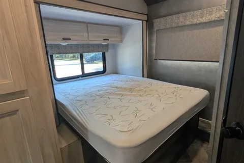 Starlink & Keurig onboard. Spacious & Cozy 30 feet RV Sleep 6
