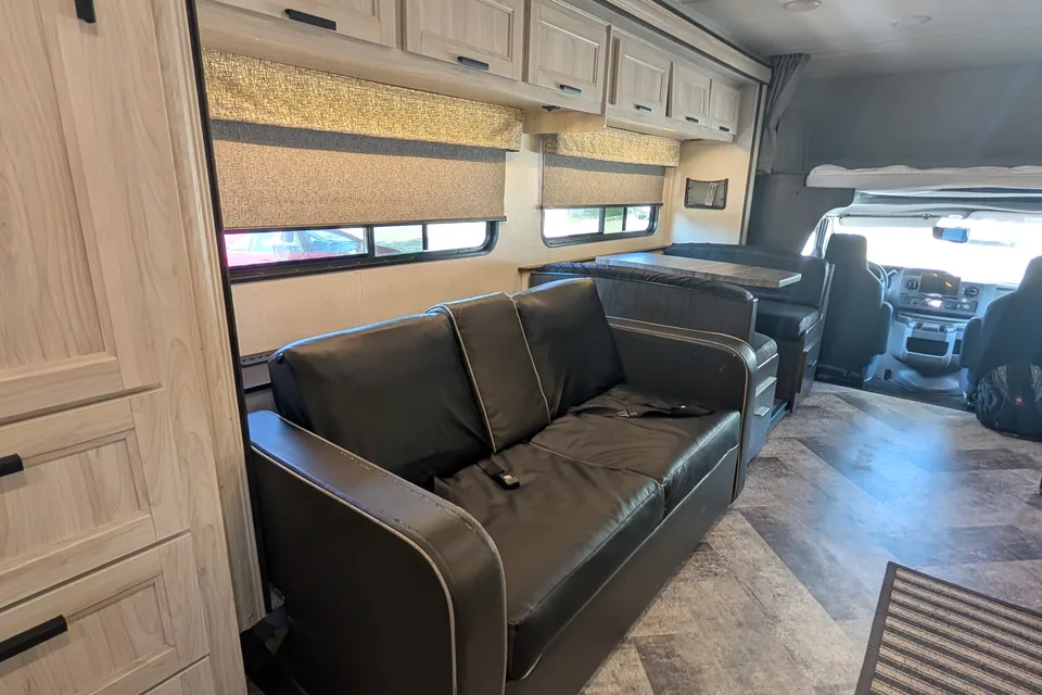 Starlink & Keurig onboard. Spacious & Cozy 30 feet RV Sleep 6
