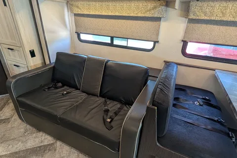 Starlink & Keurig onboard. Spacious & Cozy 30 feet RV Sleep 6