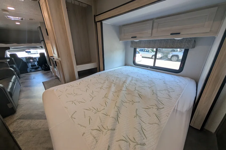 Starlink & Keurig onboard. Spacious & Cozy 30 feet RV Sleep 6