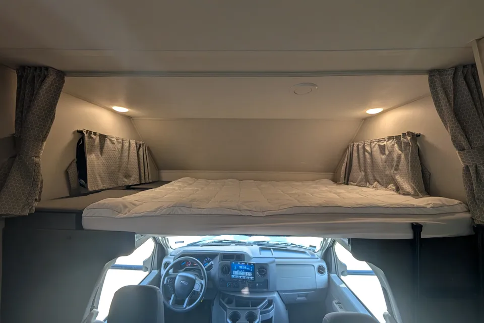 Starlink & Keurig onboard. Spacious & Cozy 30 feet RV Sleep 6