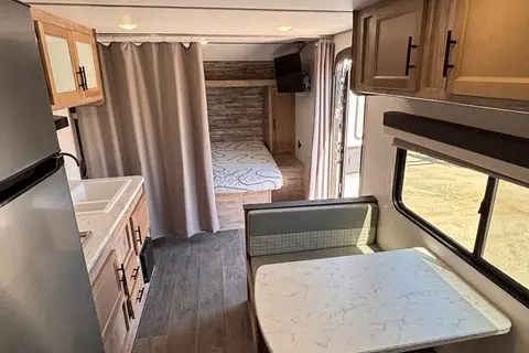 Family Fun 25' Bunkhouse | Sleeps 6-8 | Under 4000lbs