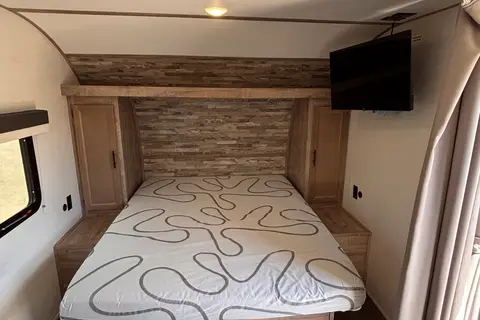 Family Fun 25' Bunkhouse | Sleeps 6-8 | Under 4000lbs