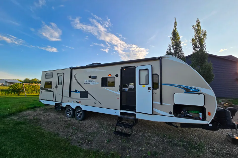 Dallas's Coachmen 31SE Travel Trailer