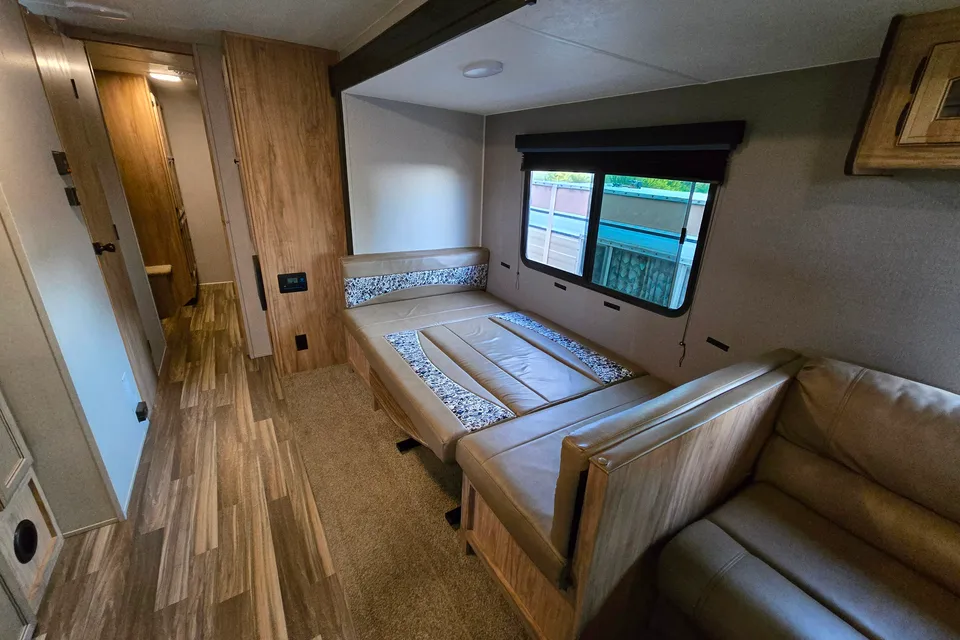 Dallas's Coachmen 31SE Travel Trailer