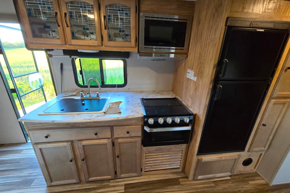 Dallas's Coachmen 31SE Travel Trailer