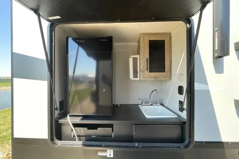 R & R's Arctic wolf 2 bed/ 1.5 bath Fifth Wheel