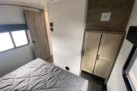 R & R's Arctic wolf 2 bed/ 1.5 bath Fifth Wheel