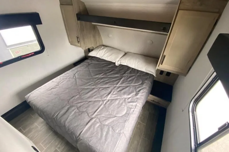 R & R's Arctic wolf 2 bed/ 1.5 bath Fifth Wheel