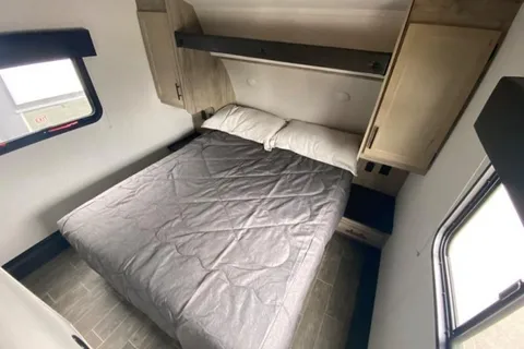 R & R's Arctic wolf 2 bed/ 1.5 bath Fifth Wheel