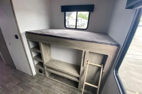 R & R's Arctic wolf 2 bed/ 1.5 bath Fifth Wheel