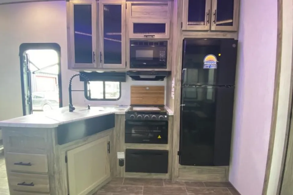 R & R's Arctic wolf 2 bed/ 1.5 bath Fifth Wheel
