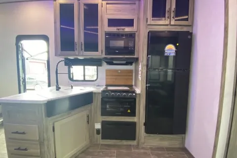 R & R's Arctic wolf 2 bed/ 1.5 bath Fifth Wheel