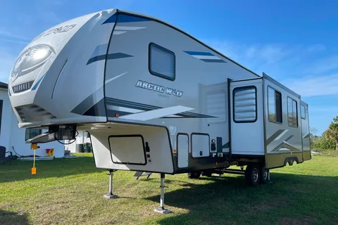 R & R's Arctic wolf 2 bed/ 1.5 bath Fifth Wheel