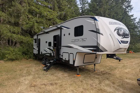 R & R's Arctic wolf 2 bed/ 1.5 bath Fifth Wheel