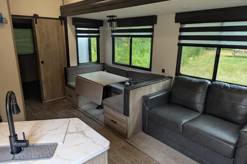 R & R's Arctic wolf 2 bed/ 1.5 bath Fifth Wheel