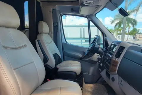 Like New Luxury RV - Adventure With Style! 19 MPG