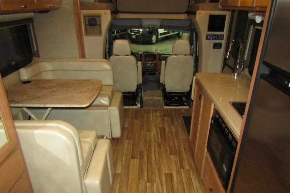 Like New Luxury RV - Adventure With Style! 19 MPG
