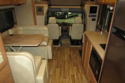 Like New Luxury RV - Adventure With Style! 19 MPG