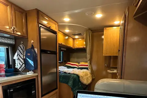 Like New Luxury RV - Adventure With Style! 19 MPG