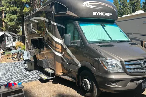 Like New Luxury RV - Adventure With Style! 19 MPG