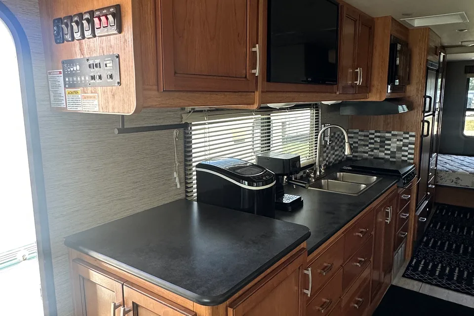 Roger's Holiday Rambler Admiral XE 31W Class A
