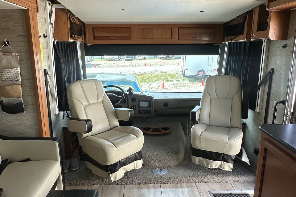 Roger's Holiday Rambler Admiral XE 31W Class A