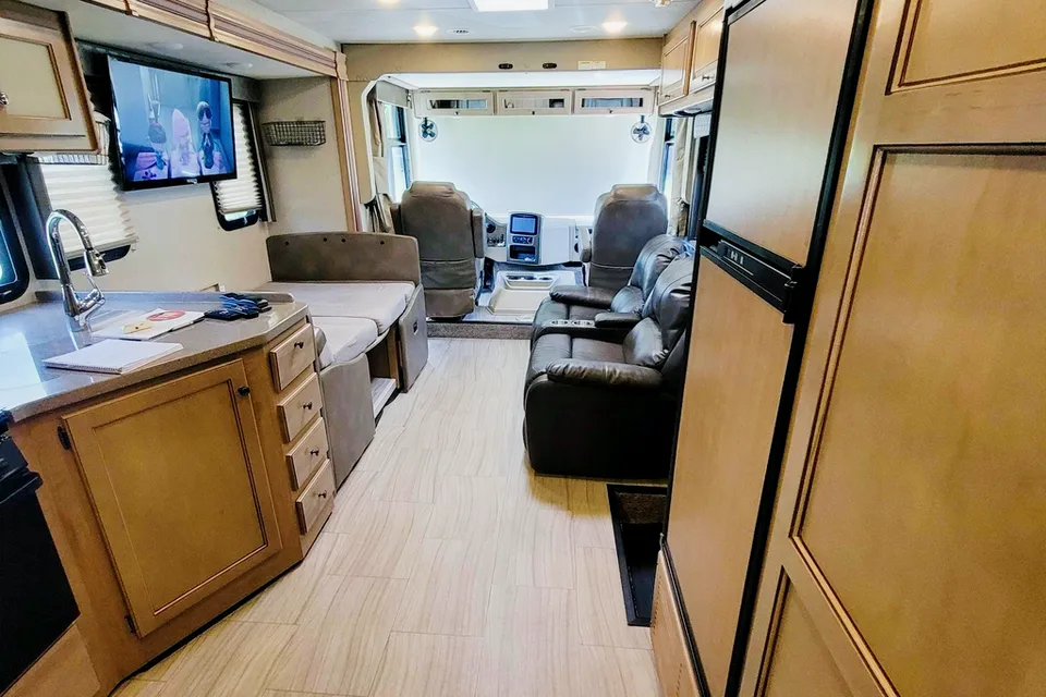 Rv1 Thor Motor Coach Windsport  Class A
