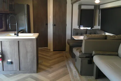 "Kinder" Modern 2 Bedroom Bunkhouse Family Getaway Sleeps 9 (LFWL1789)