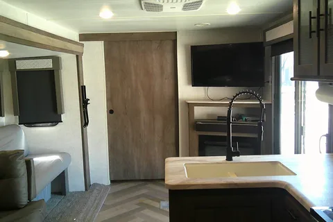 "Kinder" Modern 2 Bedroom Bunkhouse Family Getaway Sleeps 9 (LFWL1789)