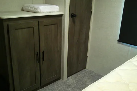 "Kinder" Modern 2 Bedroom Bunkhouse Family Getaway Sleeps 9 (LFWL1789)
