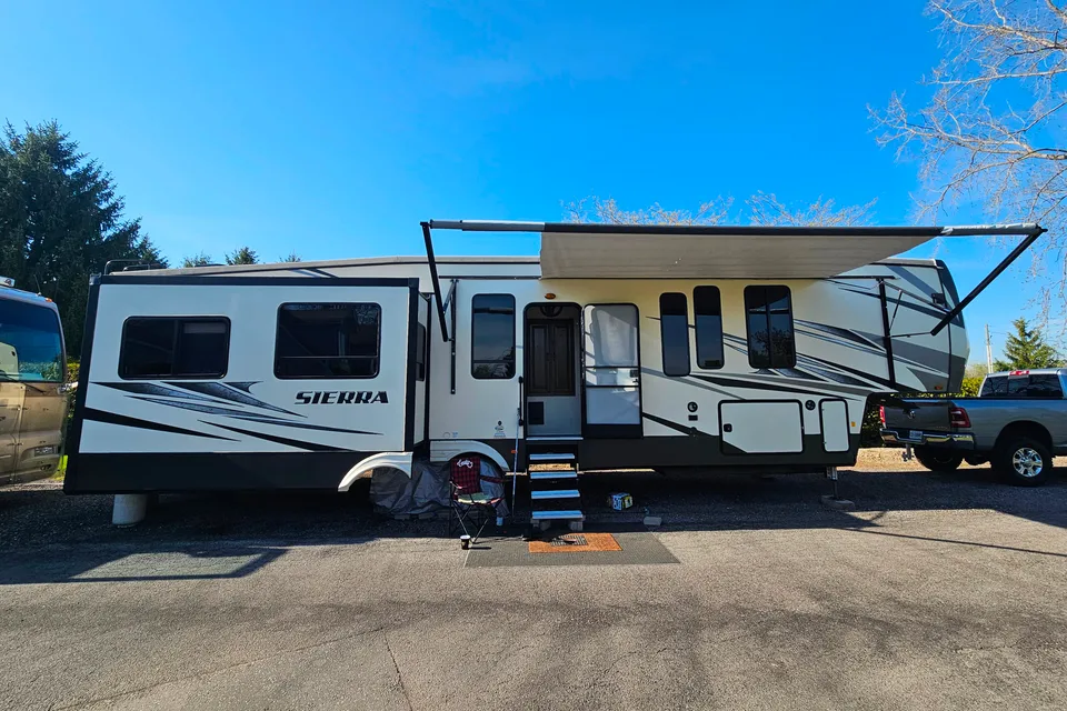 Mike's Awesome Sierra Fifth Wheel Trailer