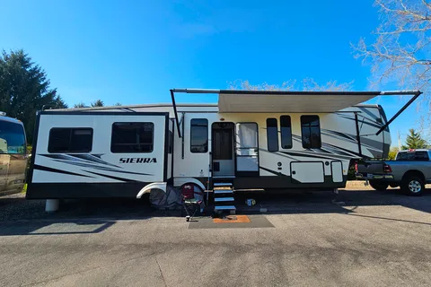 Mike's Awesome Sierra Fifth Wheel Trailer