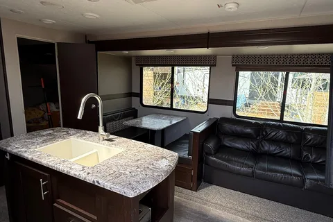 Mackenzie's Sportsman 333 BHK Travel Trailer