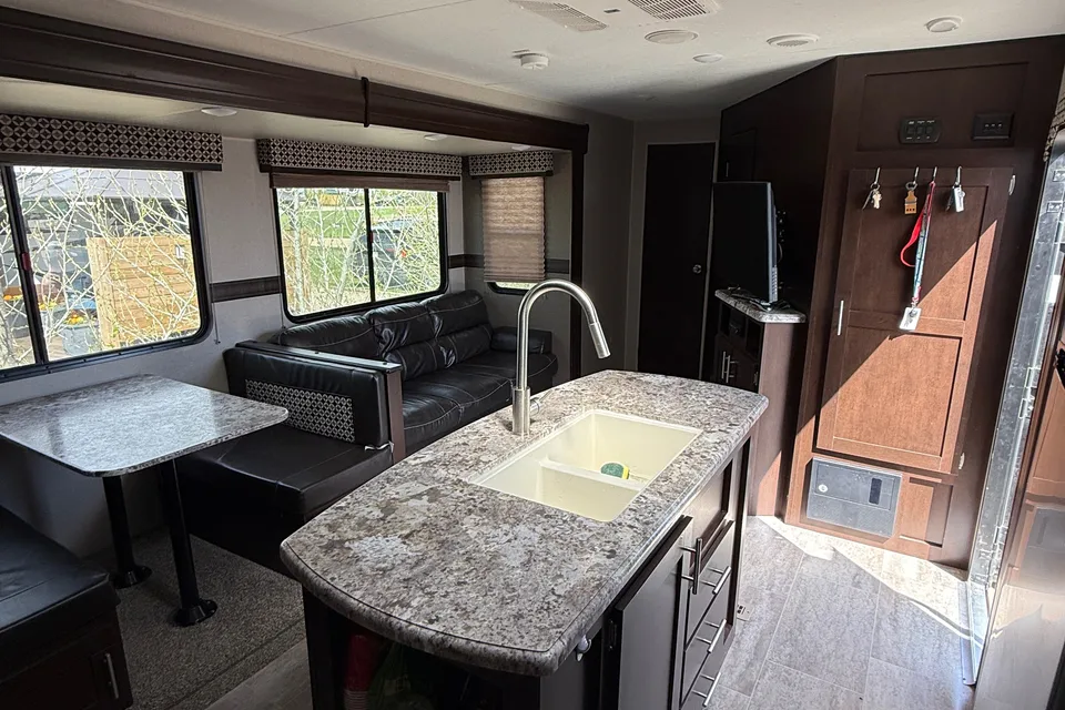 Mackenzie's Sportsman 333 BHK Travel Trailer