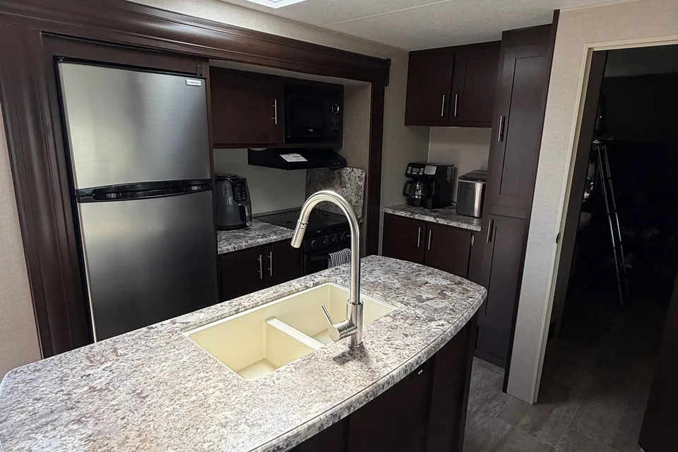 Mackenzie's Sportsman 333 BHK Travel Trailer