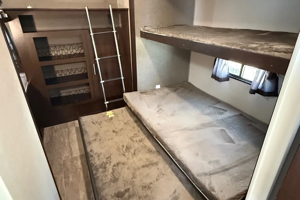 Mackenzie's Sportsman 333 BHK Travel Trailer