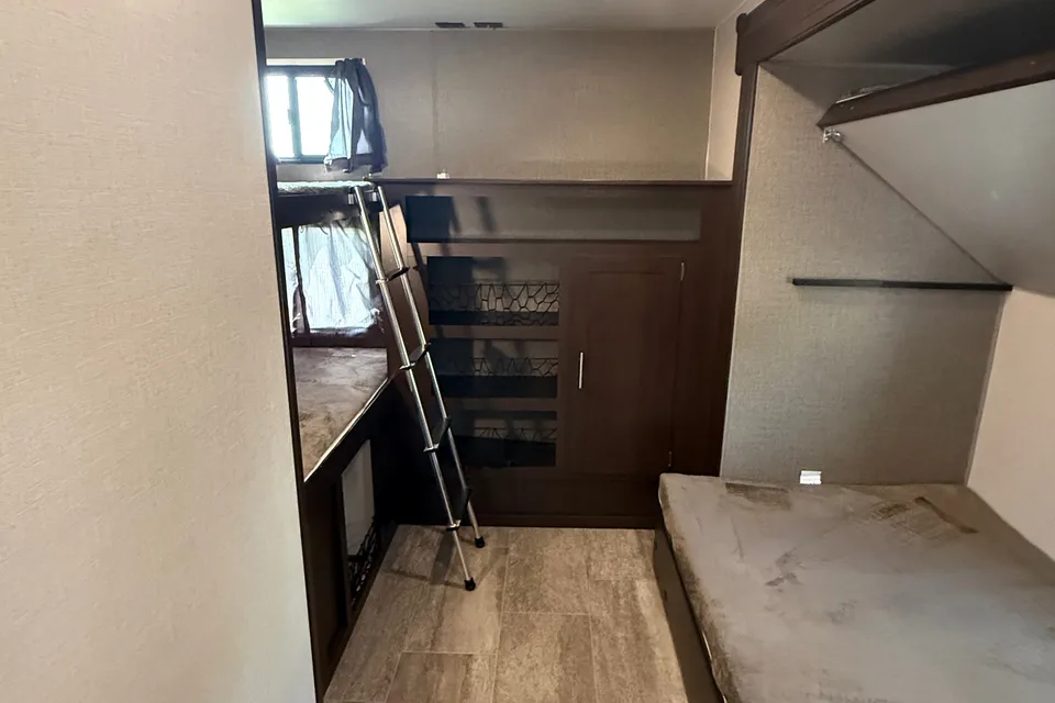 Mackenzie's Sportsman 333 BHK Travel Trailer