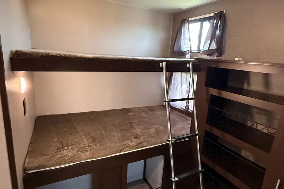 Mackenzie's Sportsman 333 BHK Travel Trailer