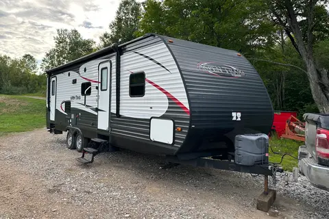 Spacious Family Camper – Sleeps 8 | Queen Bedroom | Double Bunks | Fully Equipped