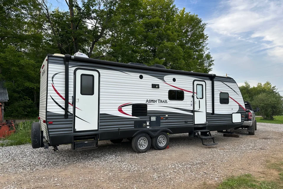 Spacious Family Camper – Sleeps 8 | Queen Bedroom | Double Bunks | Fully Equipped