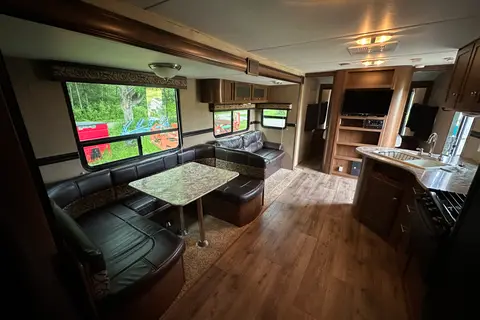 Spacious Family Camper – Sleeps 8 | Queen Bedroom | Double Bunks | Fully Equipped