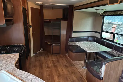 Spacious Family Camper – Sleeps 8 | Queen Bedroom | Double Bunks | Fully Equipped