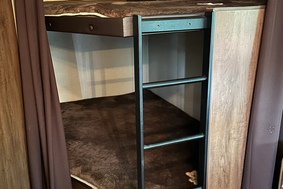 Spacious Family Camper – Sleeps 8 | Queen Bedroom | Double Bunks | Fully Equipped