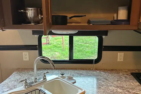 Spacious Family Camper – Sleeps 8 | Queen Bedroom | Double Bunks | Fully Equipped