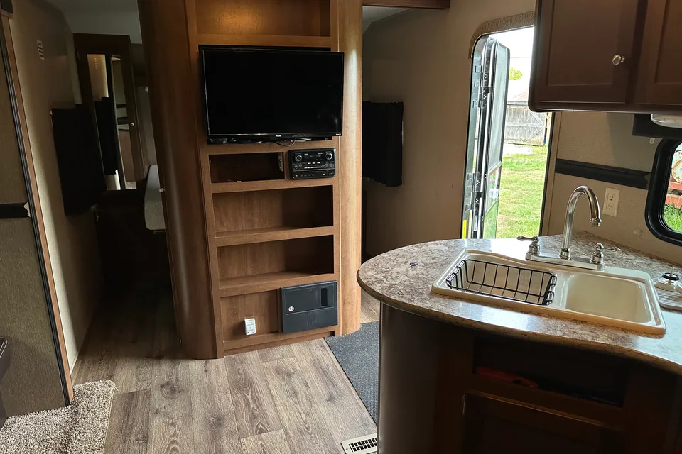 Spacious Family Camper – Sleeps 8 | Queen Bedroom | Double Bunks | Fully Equipped