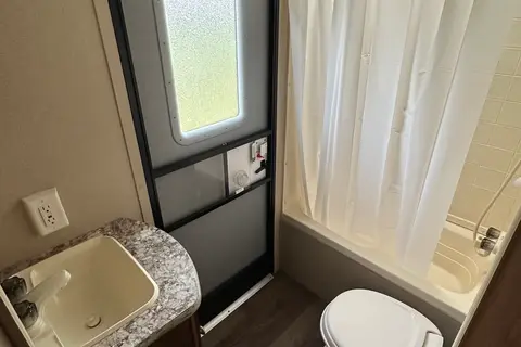 Spacious Family Camper – Sleeps 8 | Queen Bedroom | Double Bunks | Fully Equipped