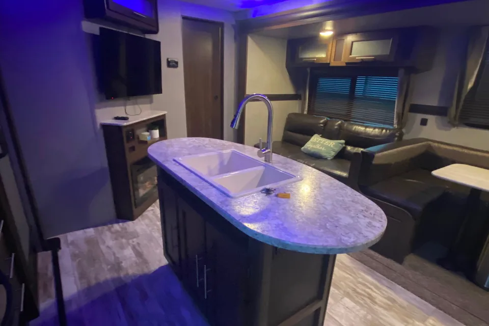 Haven on Wheels 2018 Crossroads Zinger Travel Trailer. Sleeps 10+