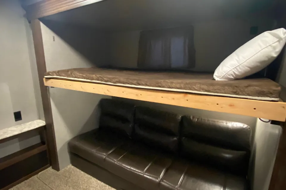 Haven on Wheels 2018 Crossroads Zinger Travel Trailer. Sleeps 10+