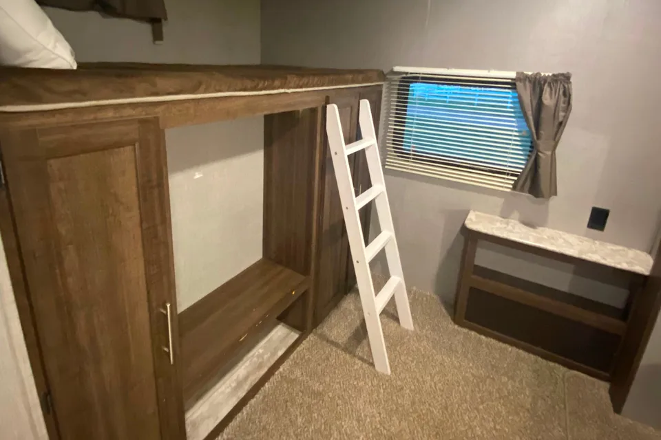 Haven on Wheels 2018 Crossroads Zinger Travel Trailer. Sleeps 10+